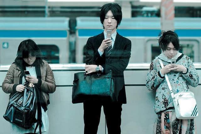 Teens Who Text a Lot Most Likely to Drink, Drug and Sleep Around